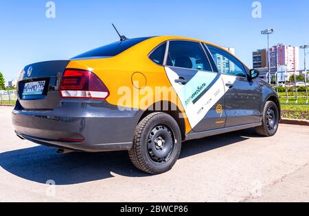 Samara, Russland - 29. Mai 2020: Carsharing das Delimobil Auto parkt in der Stadtstraße. Mieten Sie ein Auto verschiedener Marken. Carsharing Service Vehicle Stockfoto