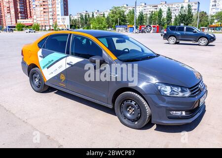 Samara, Russland - 29. Mai 2020: Carsharing das Delimobil Auto parkt in der Stadtstraße. Mieten Sie ein Auto verschiedener Marken. Carsharing Service Vehicle Stockfoto