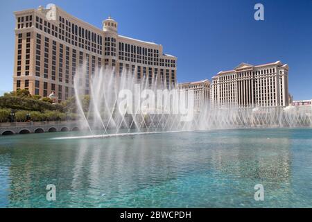 Las Vegas, Nevada - 30. August 2019: Das Bellagio und der nahe gelegene Caesars Palace, mit den Springbrunnen des Bellagio im Vordergrund, Las Vegas, Nevada, Einheit Stockfoto