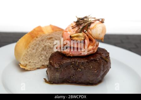 Surf and Turf, Rinderfilet mit Garnelen und Baguette Stockfoto