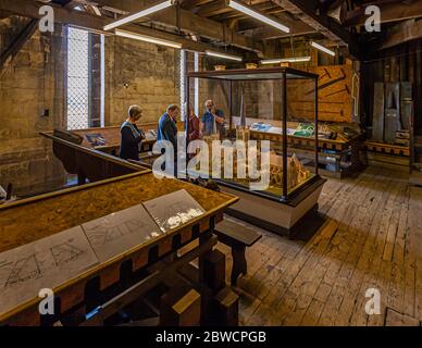 Architekt Andrew Davey, der am Modell der Lincoln Cathedral forscht Stockfoto