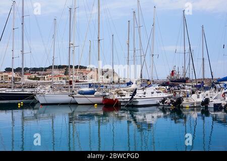 RETHYMNO, DIE INSEL KRETA, GRIECHENLAND - 30. MAI 2019: Schöne große weiße Yachten im Hafen von Rethymno, der Insel Kreta, Griechenland Stockfoto