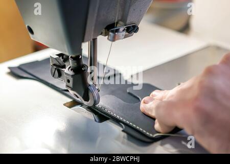 Nahaufnahme einer professionellen Nähmaschine für Lederarbeiten. Stockfoto