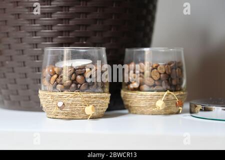 Kerzenständer mit Kaffeesorten, dekoriert mit braunen Kerzenhaltern aus Seilglas Stockfoto