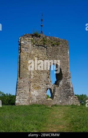 Knepp Ruine in Nahaufnahme mit Mond hinter Stockfoto