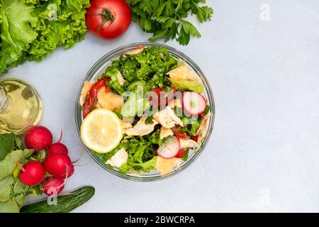 Frischer gesunder Fattoush Salat mit Zutaten auf neutralem Hintergrund mit Platz für Text, oben Stockfoto