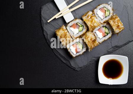 Sushi Bonito Rolle auf dunklem Hintergrund. Von oben gesehen Sushi. Sushi Food Foto für Menü. Stockfoto