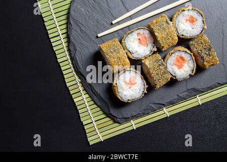 Sushi-Rolle Tempura mit Garnelen. Von oben gesehen Sushi. Sushi Food Foto für Menü. Stockfoto