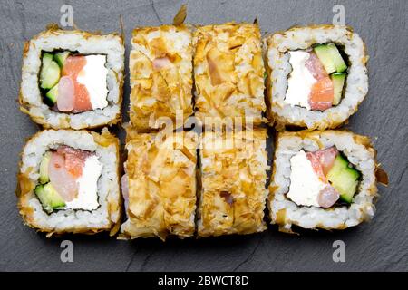 Sushi Bonito Rollen Nahaufnahme auf dunklem Hintergrund. Von oben gesehen Sushi. Sushi Food Foto für Menü. Stockfoto