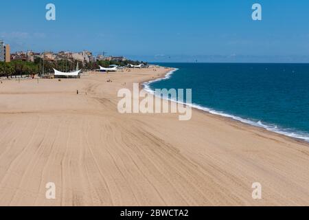 Barcelona, Spanien. Mai 2020. Leerer Strand von Calella zur Zeit der Sperrung in Spanien. Die Umzugsbewegung zwischen den Provinzen Spaniens wird am 21. Juni erlaubt sein. Kredit: Dino Geromella / Alamy Live News Stockfoto