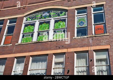 Das ODD Fellows Building hat ein Buntglasfenster Stockfoto