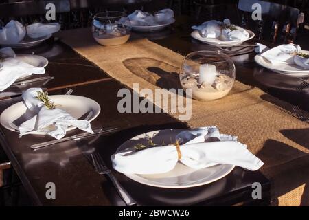 Der Tisch ist fertig ... Teller, Besteck und Mittelstück sind an Ort und Stelle. Stockfoto