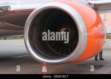 Brasilien, Flughafen Florianópolis – Hercílio Luz - November 17,2013 Nahaufnahme einer Flugzeugturbine der Fluggesellschaft Gol Stockfoto