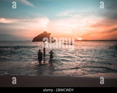 Sonnenuntergang auf der Insel Guyam in Siargao Stockfoto