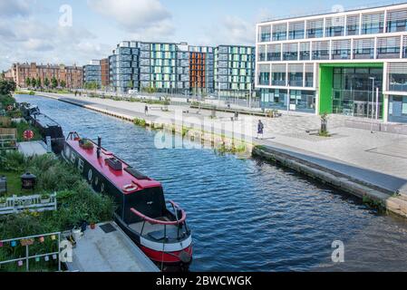 Boroughmuir High School und Union Canal an der Viewforth Bridge, Edinburgh, Schottland Stockfoto