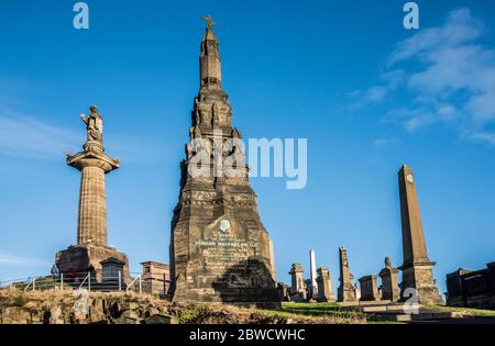 Glasgow Necropolis mit Duncan Macfarlan Denkmal im Vordergrund und John Knox dahinter. Stockfoto