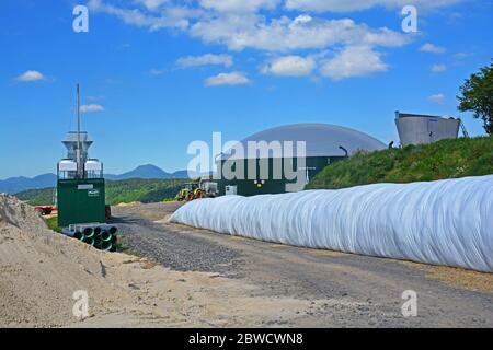 Elektrische Energie in einem Bauernhof, Orcival, Puy-de-Dome, Auvergne, Frankreich Stockfoto