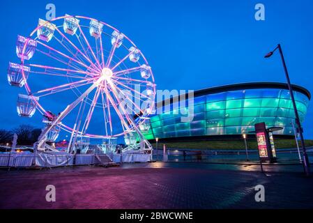 Die SSE Hydro Glasgow bei Nacht mit Christmas Big Wheel. Stockfoto