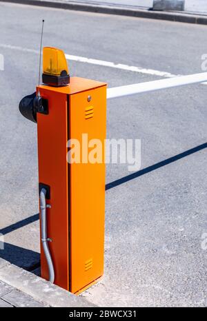 Automatische steigende arm Barriere für die Einreise oder Stop Traffic. Ausleger Barriere Tor acces Eintrag Stockfoto