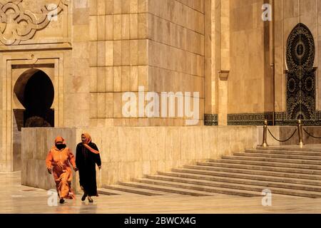 Frauen in traditioneller Kleidung in einer Moschee in Casablanca, Marokko. Stockfoto