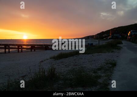 Schöner Sonnenuntergang Blick auf den Strand und Küstenlandschaft an einem Sommerabend. Beliebte Strandpromenade in Helsingborg, Schweden Stockfoto