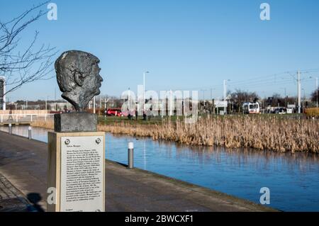 Bronzeskulptur des Dichters Edwin Morgan von David Annand am Edinburgh Park Skulpturenpfad. Stockfoto