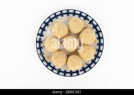 Knödel mit Pflaumen auf einem Teller, isoliert auf weiß Stockfoto