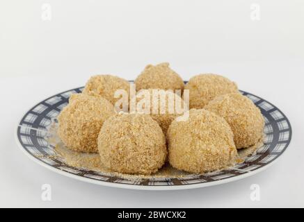 Knödel mit Pflaumen auf einem Teller, isoliert auf weiß Stockfoto