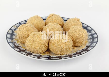 Knödel mit Pflaumen auf einem Teller, isoliert auf weiß Stockfoto