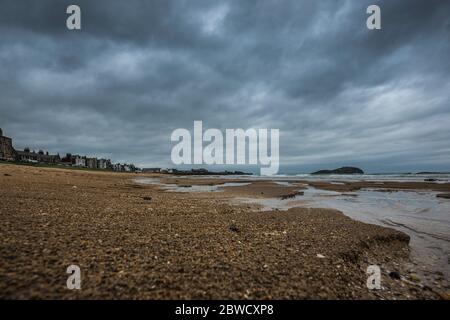 Gewitterwolken über dem Meer am North Berwick Beach. Stockfoto