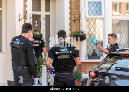 Die Polizei von Essex rief wegen häuslicher Gewalt während der Blockierung der COVID-19-Coronavirus-Pandemie zu einer Adresse in Westcliff on Sea, Essex, Großbritannien, an Stockfoto