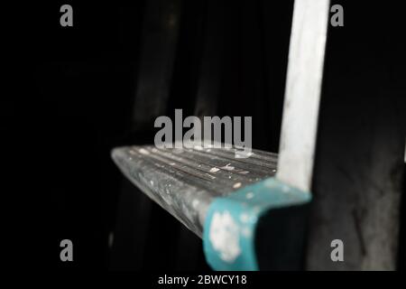 Nahaufnahme des Tageslichts beleuchten Schritt aus Stahl tragbare oder mobile Leiter auf dem Dach Stockfoto