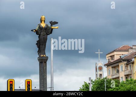 Sofia, Bulgarien - Mai 21 2020: Das Denkmal der Heiligen Sofia vor einem Regensturm im Sommer Stockfoto