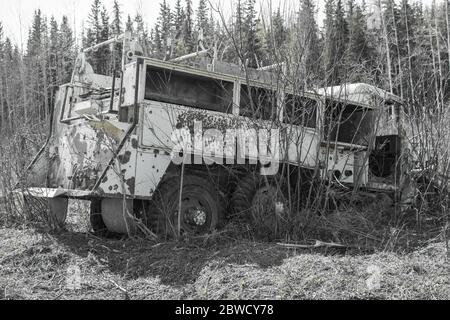 Alte Feuerwehrwagen links in der Alaskan Wildnis zu verrotten Stockfoto