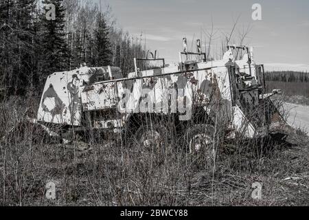 Alte abgebrochene Feuerwehrauto links im Wald Stockfoto