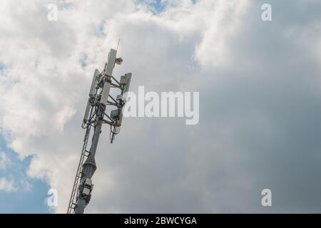 3G, 4G, 5G Fast Speed Wireless Internet Connection Communication Station auf dem bewölkten dramatischen Himmel. Copy space for Text Stockfoto