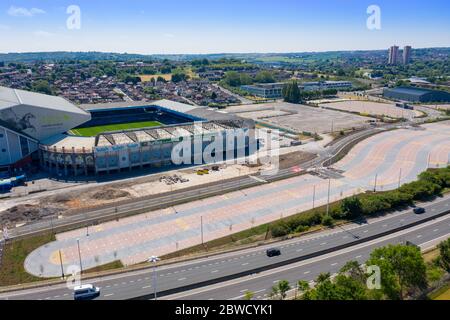 Luftaufnahme des Elland Road Fußballstadions in Leeds, West Yorkshire, England, das Heim des Leeds United Football Club ist, der Bau w Stockfoto