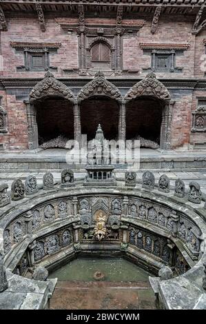 Hervorragend geschnitzte versunkene Wassertank als Tusha Hiti im Innenhof von Sundari Chowk bekannt, einer der drei Haupthöfe in Patan, Nepal Stockfoto