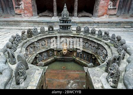 Hervorragend geschnitzte versunkene Wassertank als Tusha Hiti im Innenhof von Sundari Chowk bekannt, einer der drei Haupthöfe in Patan, Nepal Stockfoto