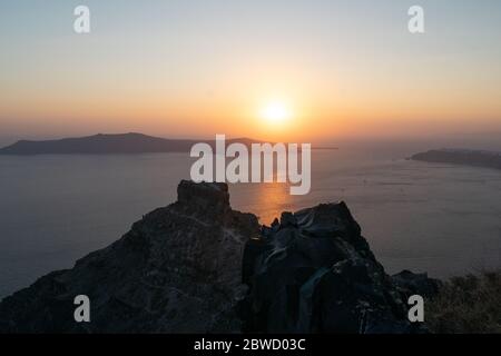 Geschmolzenes Vulkangestein vor dem Skaros Rock bei Imerovigli bei Sonnenuntergang Stockfoto