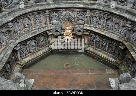 Hervorragend geschnitzte versunkene Wassertank als Tusha Hiti im Innenhof von Sundari Chowk bekannt, einer der drei Haupthöfe in Patan, Nepal Stockfoto