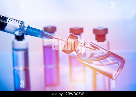 Medizinische Nahaufnahme Spritze mit einem Impfstoff. Impfung und Gesundheitspflege Konzept. Stockfoto