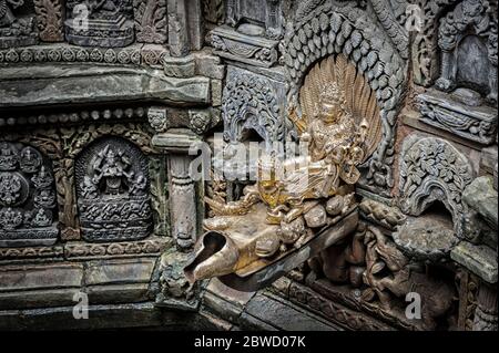 Hervorragend geschnitzte versunkene Wassertank als Tusha Hiti im Innenhof von Sundari Chowk bekannt, einer der drei Haupthöfe in Patan, Nepal Stockfoto