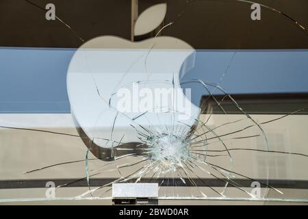 Charleston, Usa. Mai 2020. Die zerbrochene Glasvorseite des Apple Store im Einkaufsviertel King Street nach einem Protest gegen den Tod von George Floyd, wurde am 31. Mai 2020 in Charleston, South Carolina, gewalttätig und zerstörerisch. Floyd wurde zu Tode durch die Polizei in Minneapolis, was zu Protesten, die über die Nation fegen, erstickt. Quelle: Richard Ellis/Alamy Live News Stockfoto