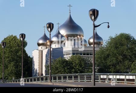 Blick auf die russisch-orthodoxe Kirche Kathedrale der Heiligen Dreifaltigkeit in der Nähe des Eiffelturms in Paris, mit dem Spitznamen Sankt Wladimir. Paris. Stockfoto