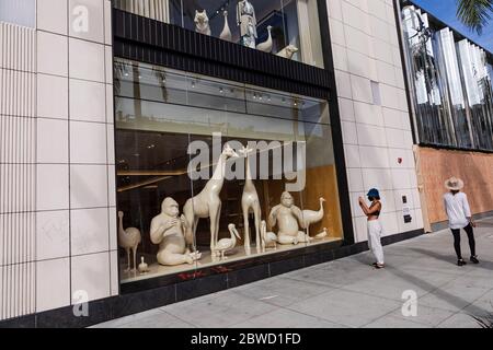 Beverly Hills, USA. Mai 2020. Rodeo Drive in Beverly Hills nach der Plünderung. Unruhen und Plünderungen haben die Stadt in den letzten zwei Tagen verwüstet. 31/2020 Los Angeles, CA USA (Foto: Ted Soqui/SIPA USA) Quelle: SIPA USA/Alamy Live News Stockfoto