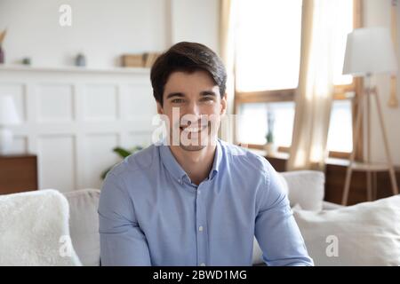 Porträt von lächelnden jungen Mann sprechen auf Video-Anruf Stockfoto