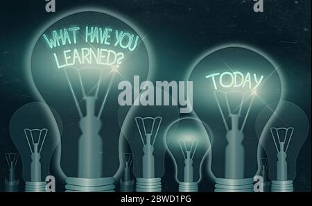 Schreiben Sie eine Notiz, die zeigt, was Sie gelernt haben Frage. Geschäftskonzept für die Dinge zu wissen, erwerben oder absorbieren Stockfoto