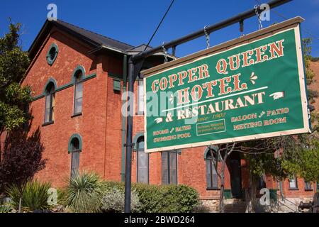 Copper Queen Hotel Schild & Bisbee Mining & Historical Museum, Bisbee Mining Town, Cochise County, Arizona, USA Stockfoto