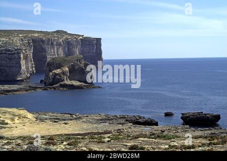 Malta Gozo Küstenklippen in der Dwejra Bay. Küstenklippen in der Bucht von Dwejra. Acantilados costeros en la bahía de Dwejra. Nadmorskie klify 馬耳他，戈佐島，在德韋拉灣的沿海懸崖 Stockfoto